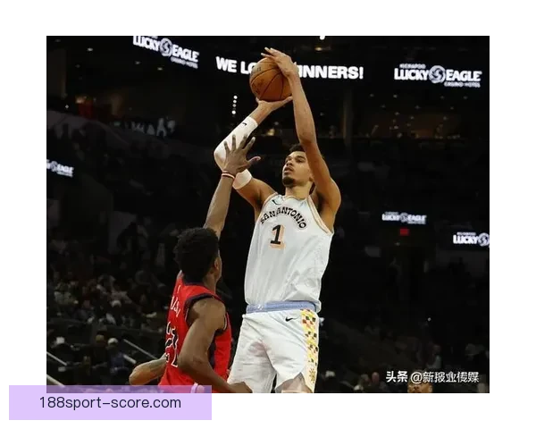 伊森首发回归贡献17分8助攻 队友支持成困境中最大依靠